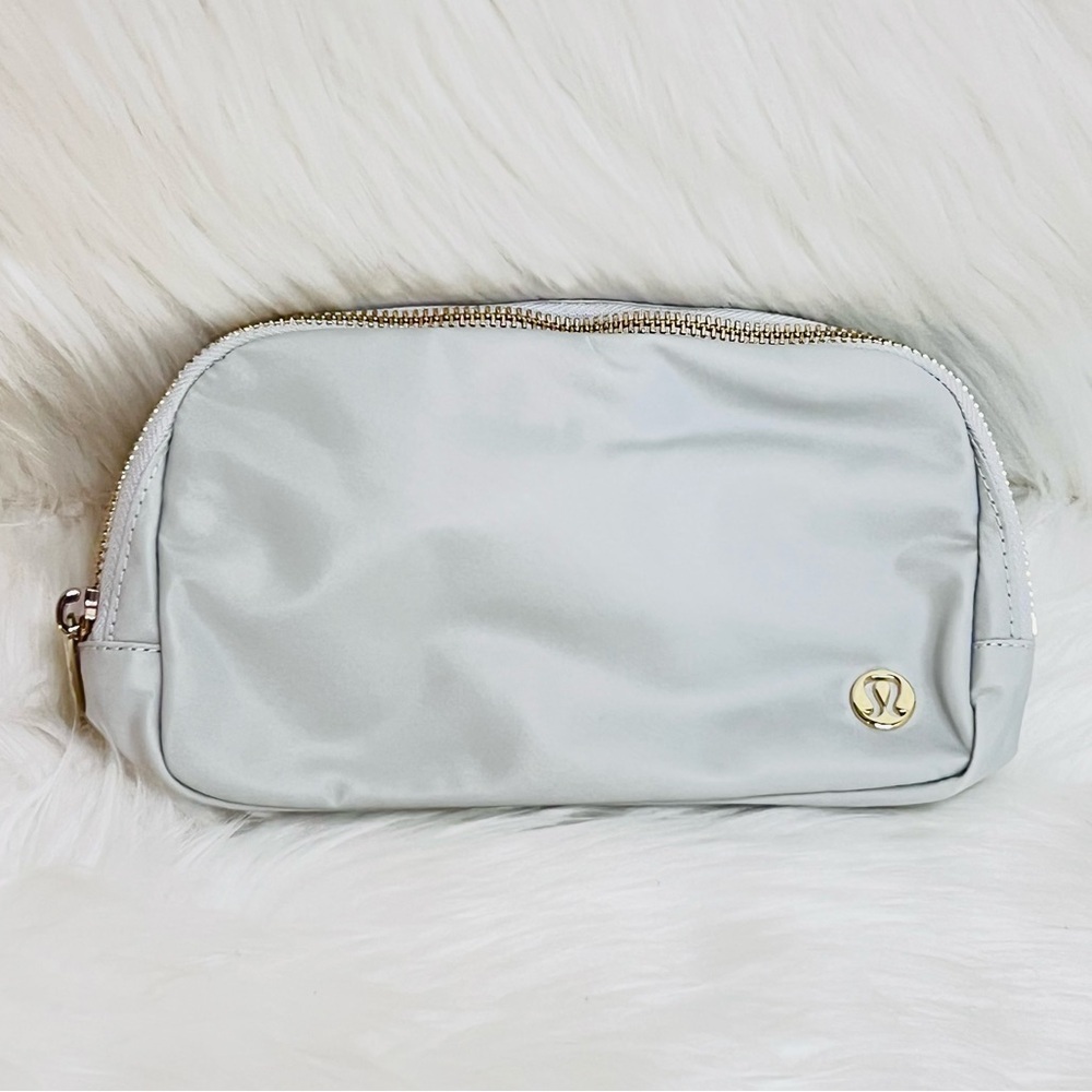 Lululemon Everywhere Belt Bag 1L- Vapor/Gold/White